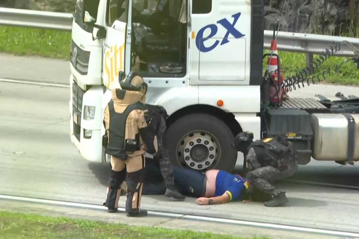 Motorista de caminhão foi sequestrado e obrigado a atravessar veículo no Rodoanel. Simulacro de bomba foi colocado em seu corpo
