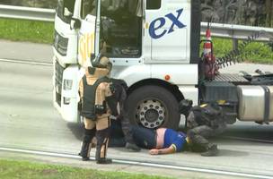 Motorista de caminhão foi sequestrado e obrigado a atravessar veículo no Rodoanel. Simulacro de bomba foi colocado em seu corpo (Foto: Reprodução/Globoplay)