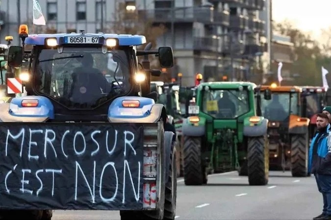 Protesto de agricultores franceses contra termos de acordo entre Mercosul e União Europeia