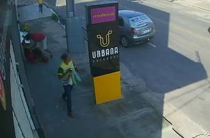 Suspeito desceu de um carro e atacou a vítima em frente à loja onde ela trabalhava (Foto: Reprodução)