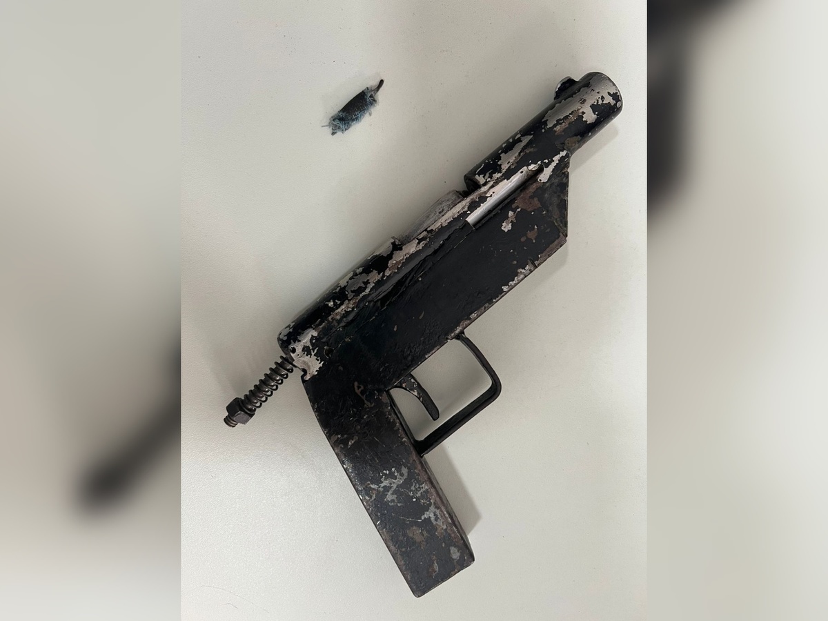 Arma caseira apreendida com o estudante