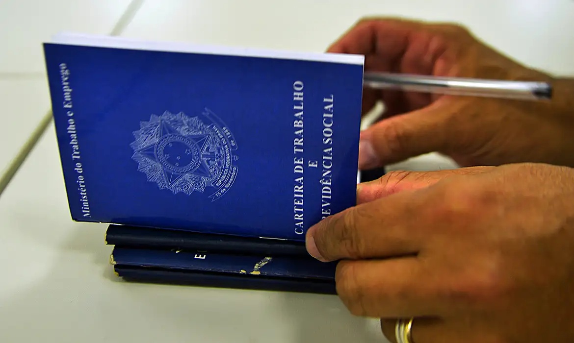 Brasil atinge recorde de empregos formais no setor privado, aponta IBGE