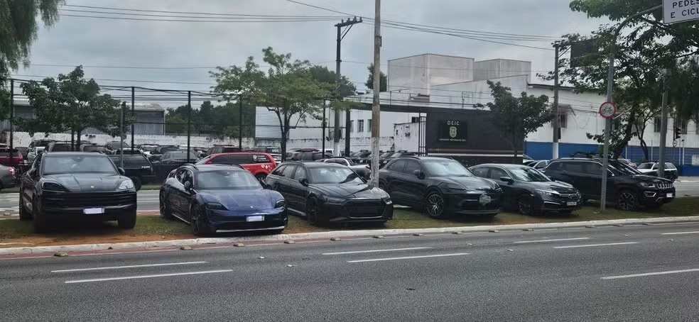 Carros de luxo são apreendidos durante operação contra lavagem de dinheiro do PCC
