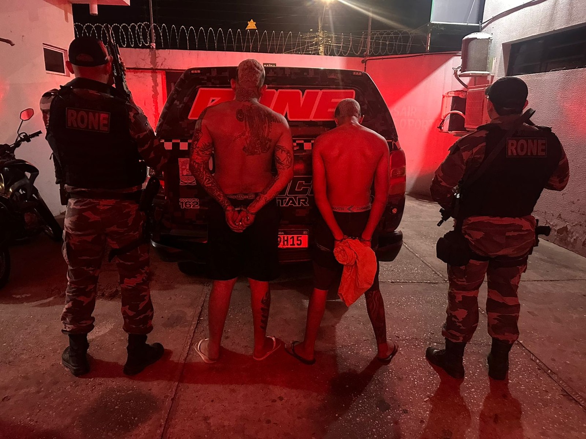 Dupla presa com 30 tabletes de maconha