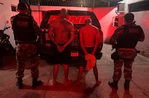 Dupla presa com 30 tabletes de maconha (Foto: Polícia Militar)