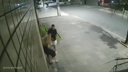 Imagens de câmeras de segurança flagraram o momento