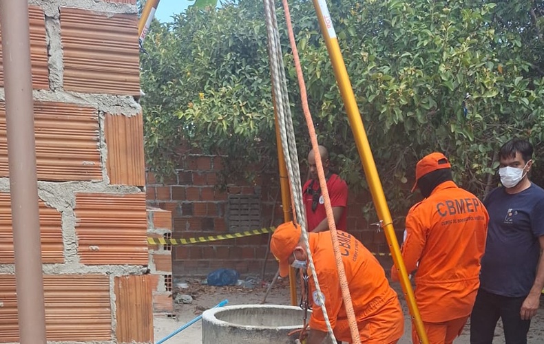 O corpo foi resgatado pelo Corpo de Bombeiros