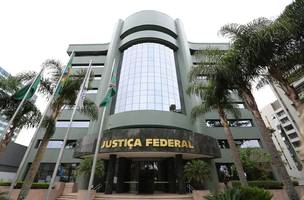 Operação cumpre mandados na 13ª Vara Federal de Curitiba (Foto: Giuliano Gomes/PR Press)
