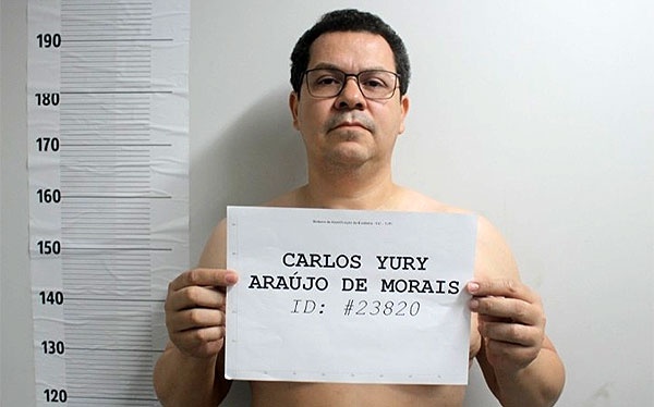 A exibição pública so adcogado Yuri, nú, segurando o cartaz, fere a lei?