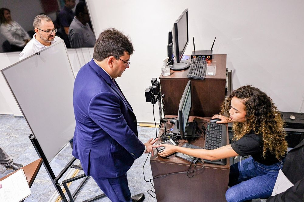 "Antes, tínhamos que 'melar’ a mão para fazer a carteira de identidade. Hoje esse processo é todo digital", destaca Rafael Fonteles.