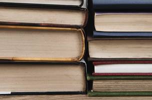 Brasileiros ainda preferem livros físicos a livros digitais, segundo pesquisa• Freepik (Foto: • Freepik)