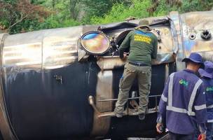 Carreta continua no local com 40 mil litros de produto nos tanques. (Foto: Reprodução | Semarh)