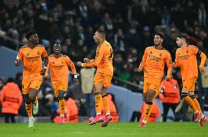 Comemoração dos jogadores do Real Madrid (Foto: Paul Ellis / AFP)