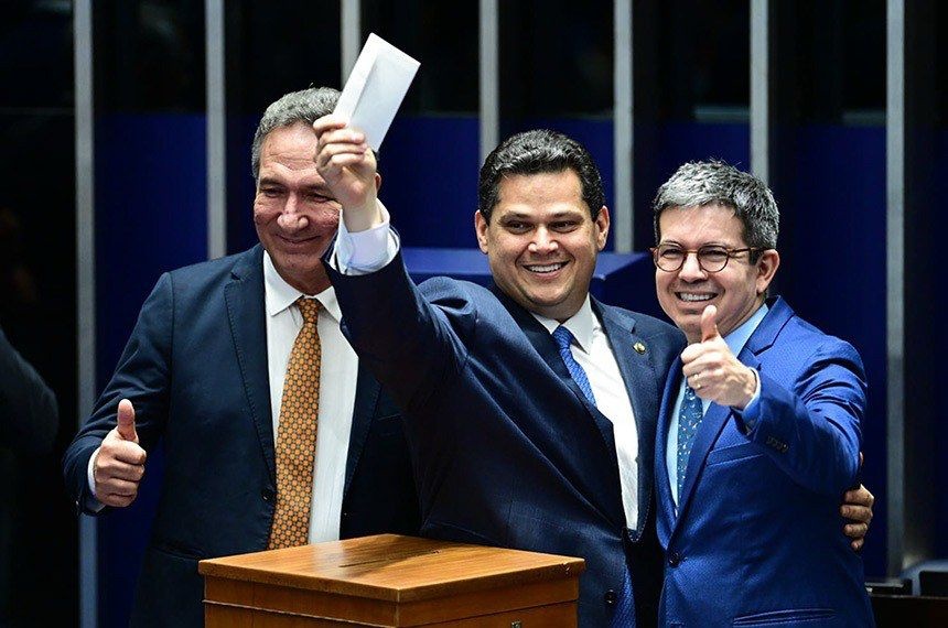 Davi Alcolumbre entre os senadores Lucas Barreto e Randolfe Rodrigues, durante a votação neste sábado.