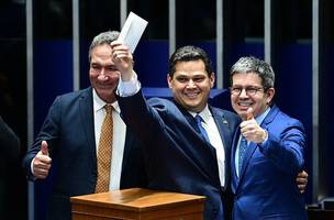 Davi Alcolumbre entre os senadores Lucas Barreto e Randolfe Rodrigues, durante a votação neste sábado. (Foto: Reprodução/Andressa Anholete/Agência Senado)