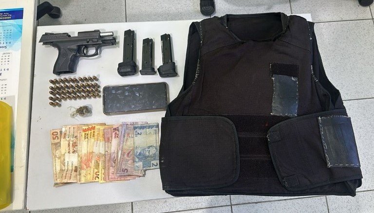 Durante a operação, foram apreendidas armas de fogo, munições, carregadores, coletes e balaclavas.