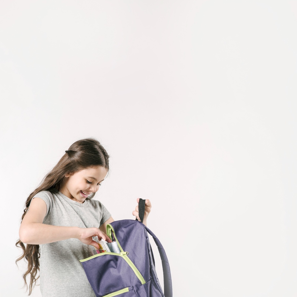 É importante que os pais observem os sinais de que o peso da mochila possa está causando desconforto em crianças e adolescentes.