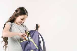 É importante que os pais observem os sinais de que o peso da mochila possa está causando desconforto em crianças e adolescentes. (Foto: Reprodução)