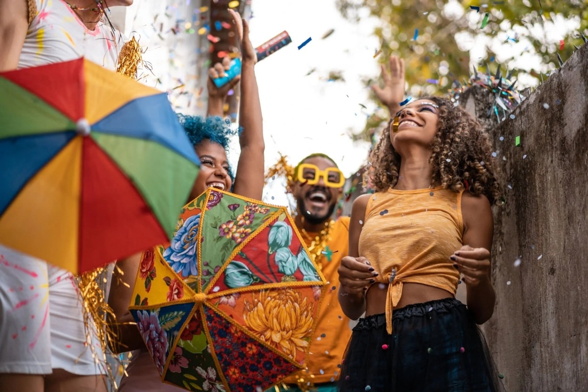 Foliões curtindo o carnaval