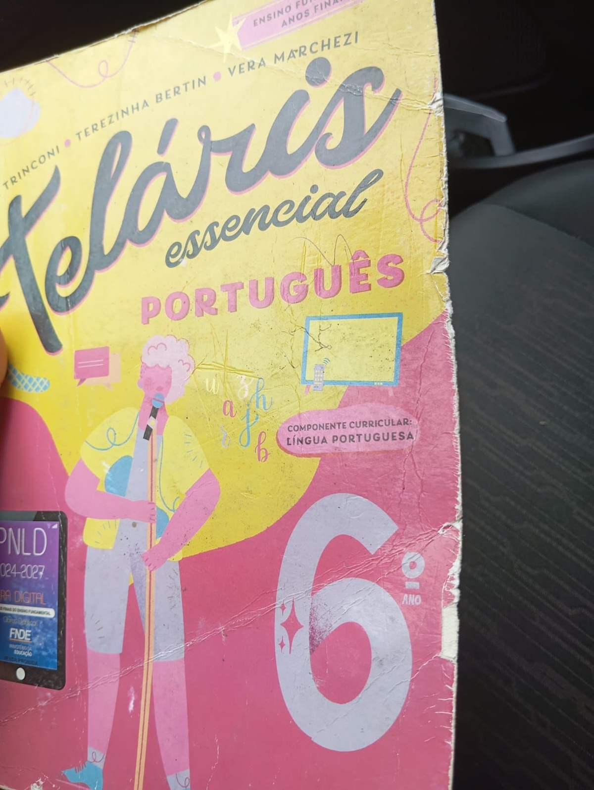 Livros velhos sendo distribuidos em escolas públicas de Teresina