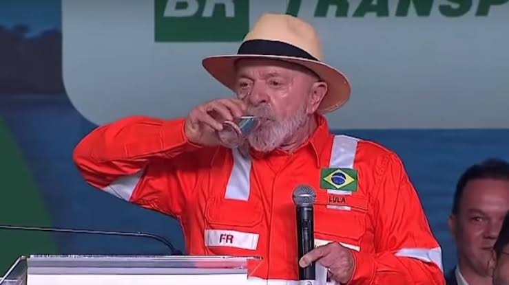 Lula bebendo água