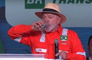 Lula bebendo água (Foto: Reprodução/GOV TV)