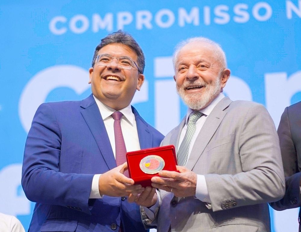 Lula entregando selo ouro ao governador Rafael Fonteles