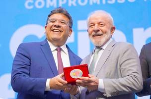 Lula entregando selo ouro ao governador Rafael Fonteles (Foto: Reprodução | Wesley Ribeiro | Governo do Piauí)