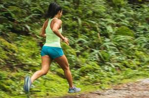 Mulher de regata branca correndo em uma estrada de terra durante a foto diurna (Foto: Imagem de corrida gratuita no Unsplash)
