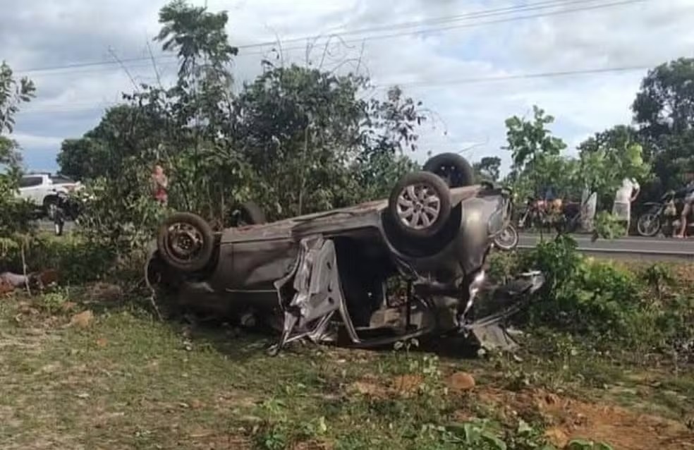 O carro capotou várias vezes na rodovia