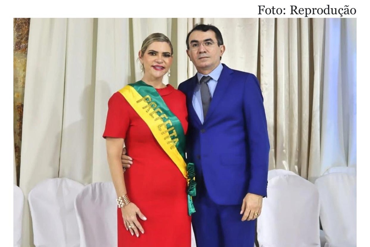 O casal de namorados no só love. Enquanto a polícia não vem