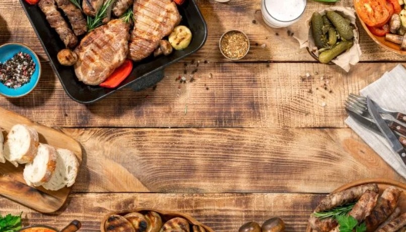 O churrasco é um dos pratos preferidos dos brasileiros para comemorações e festividades.