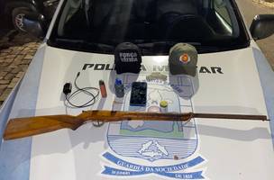 O suspeito possuía uma espingarda de fabricação caseira dentro de casa (Foto: Divulgação/SSP-PI)