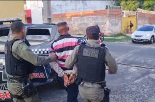O suspeito tentou fugir com sua motocicleta, mas foi capturado por uma viatura (Foto: Reprodução)