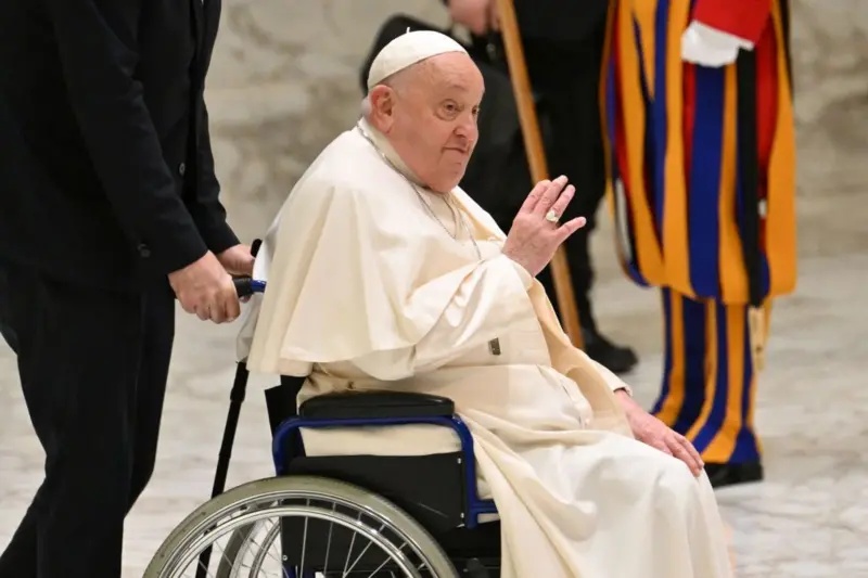 'Peço que rezem por mim', disse o papa em mensagem aos fiéis neste domingo (23/2)