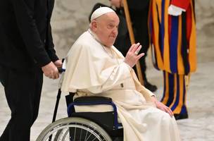 'Peço que rezem por mim', disse o papa em mensagem aos fiéis neste domingo (23/2) (Foto: AFP)
