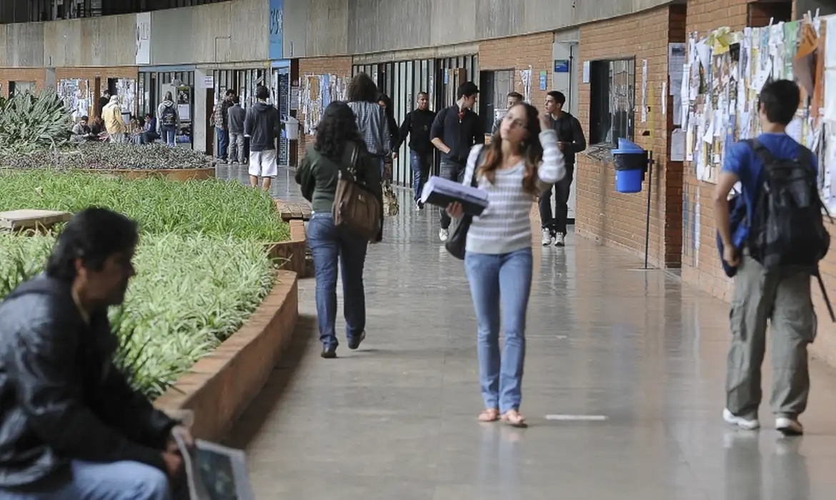 Programas de incentivo financeiro têm como meta a permanência de alunos em cursos de formação.
