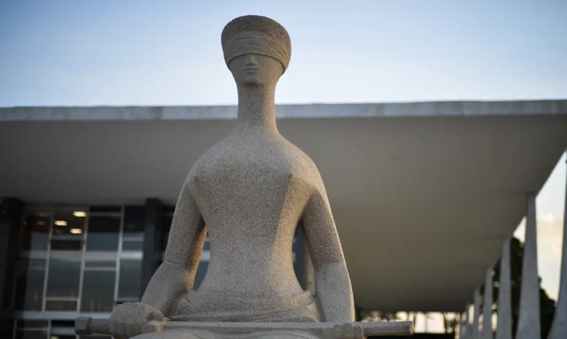Relatório de 2022 do CNJ mostra que crime de homicídio atinge 80% de travestis e 42,5% dos gays. Já no caso de lésbicas prevaleceram a lesão corporal (36%) e a injúria (32%), e mulheres trans apareceram como mais vitimizadas por crimes de ameaça (42,9%)..