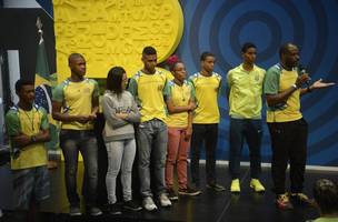 Rio de Janeiro - O diretor técnico da Associação Miratus de Badminton, Sebastião Dias de Oliveira, apresenta alunos do projeto que coordena, durante bate-papo sobre o programa Bolsa Atleta (Tomaz Silva/Agência Brasil) (Foto: © Tomaz Silva/Agência Brasil)