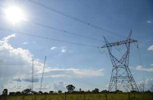 risco de apagões em 11 estados brasileiros devido à sobrecarga na rede elétrica, resultante do aumento da geração de energia solar em residências e comércios. (Foto: Fábio Rodrigues Pozzebom/Arquivo/Agência Brasil)