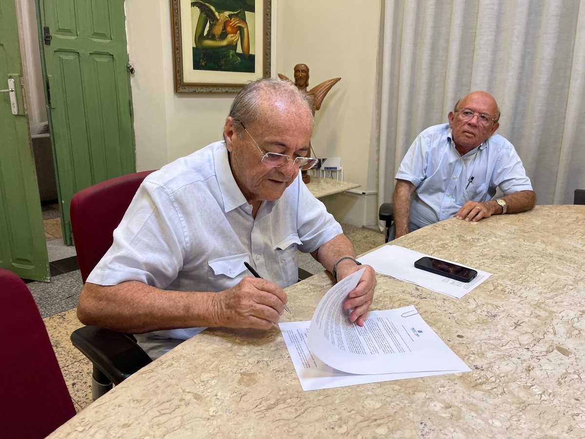 Silvio assina proibição de abertura de novos buracos