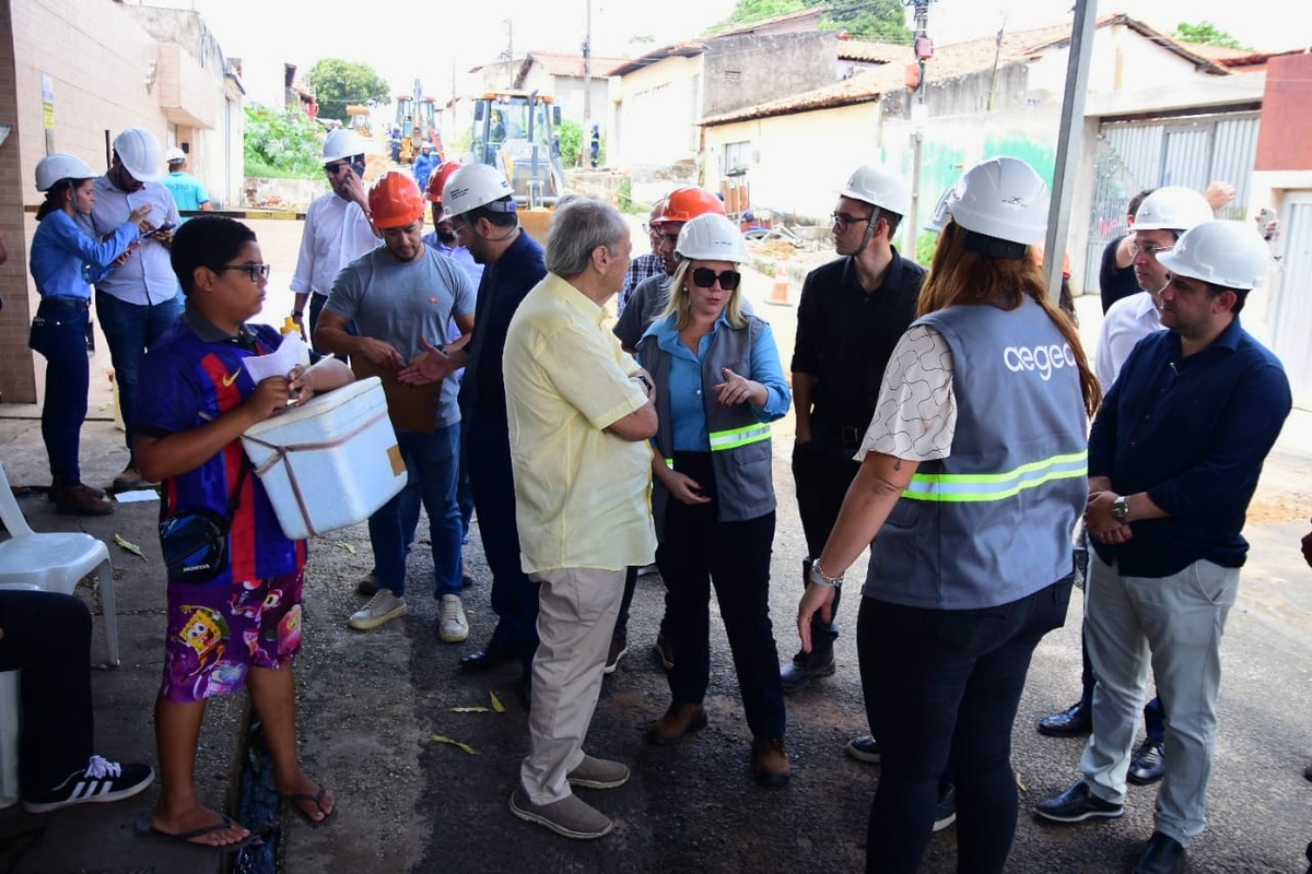 Silvio Mendes visita manutenção da rede de esgoto na zona Sul de Teresina