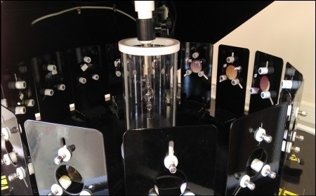 Simulador solar, com as lentes em posição, utilizado nos testes dos óculos de sol