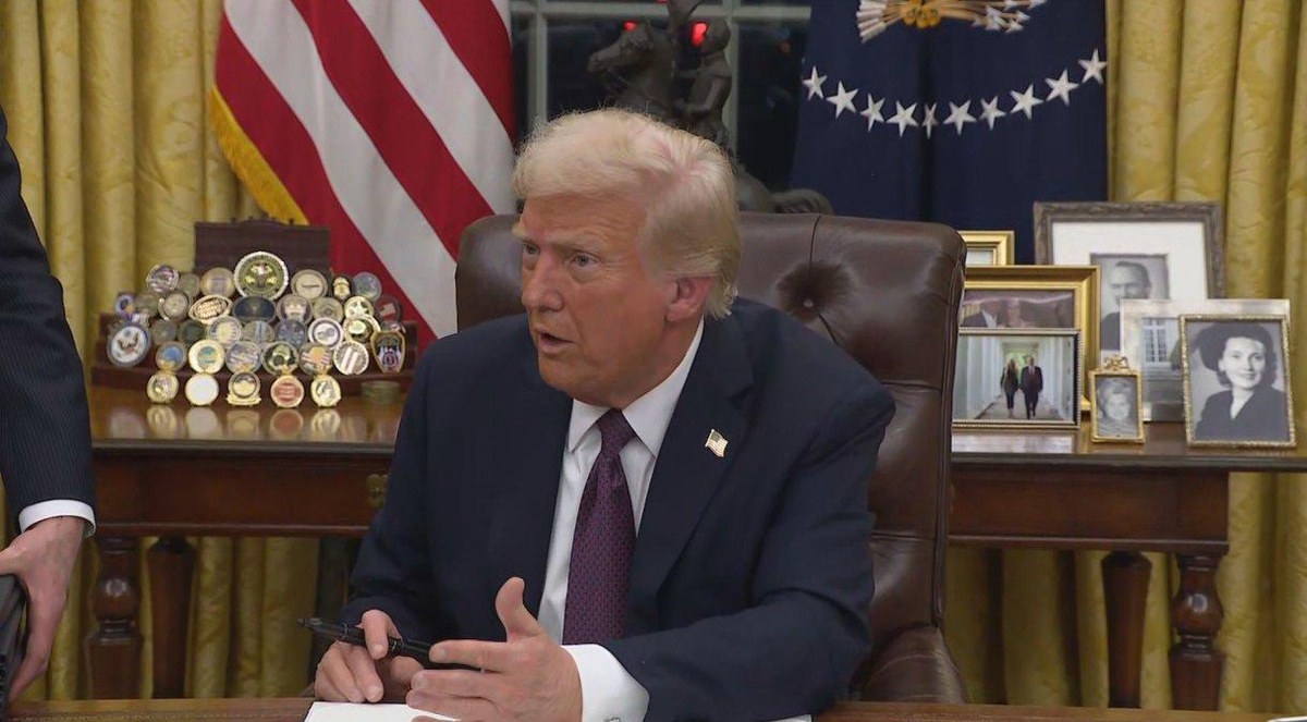 Trump assina decretos no Salão Oval• CNN