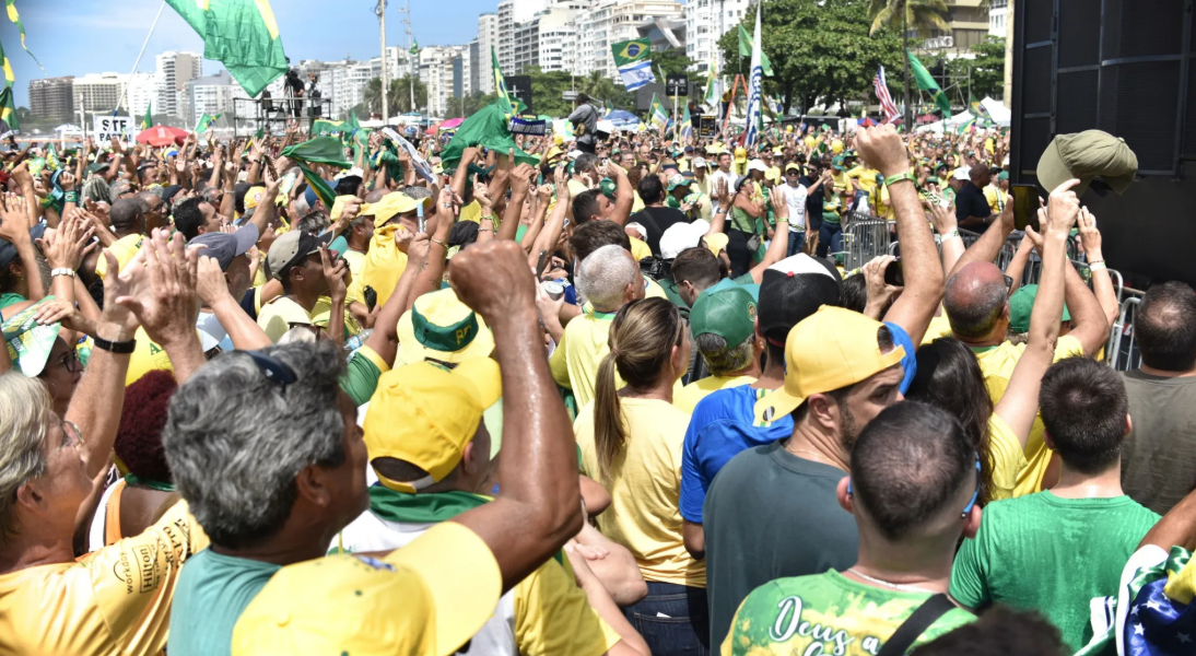 Apoiadores do ex-presidente Jair Bolsonaro (PL) participam de manifestação na orla de Copacabana, RJ.