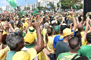 Apoiadores do ex-presidente Jair Bolsonaro (PL) participam de manifestação na orla de Copacabana, RJ. (Foto: Reprodução | Saulo Angelo | THENEWS2 | ESTADÃO CONTEÚDO)