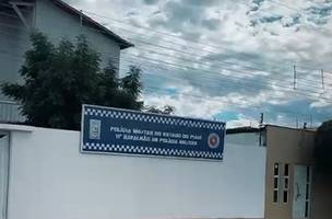 Após o abandono do prédio público, agora o Batalhão da Polícia Militar funciona em uma casa alugada (Foto: Reprodução)
