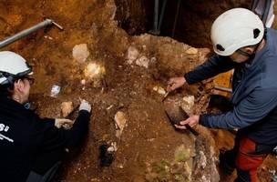 Arqueólogos escavam perto da caverna no sítio Sima del Elefante, perto de Burgos, no norte da Espanha, onde os fragmentos de crânio fossilizados foram encontrados• Maria D. Guillén/IPHES-CERCA via CNN Newsource (Foto: • Maria D. Guillén/IPHES-CERCA via CNN Newsource)