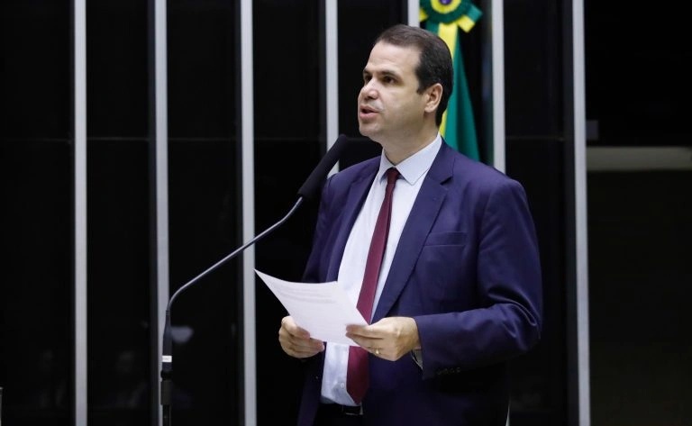 Aureo Ribeiro denuncia uso do sistema judicial por agressores para forçar contato com vítimas.