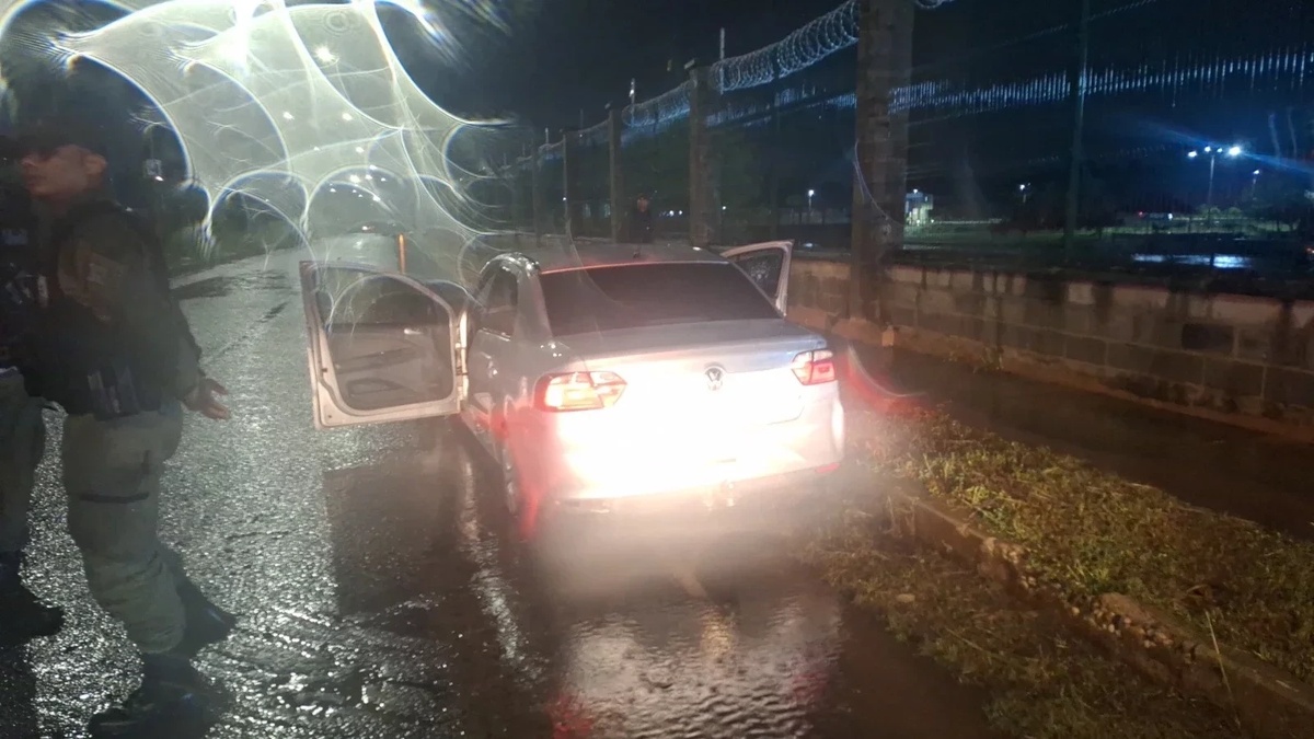 Carro roubado utilizados pelos criminosos